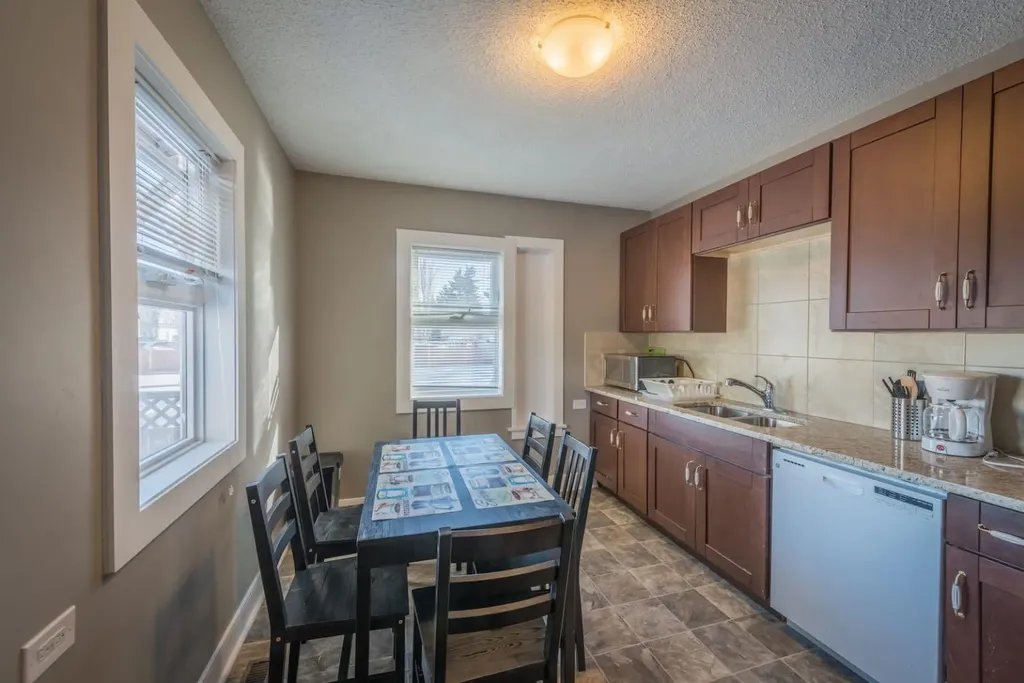 206 15 Avenue NE Calgary AB T2E 1G9