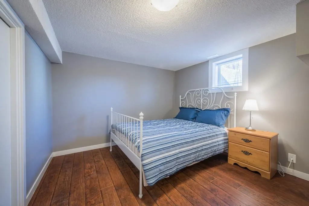 206 15 Avenue NE Calgary AB T2E 1G9