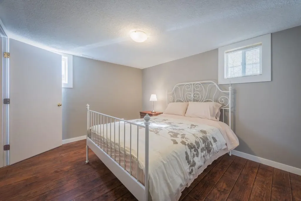 206 15 Avenue NE Calgary AB T2E 1G9