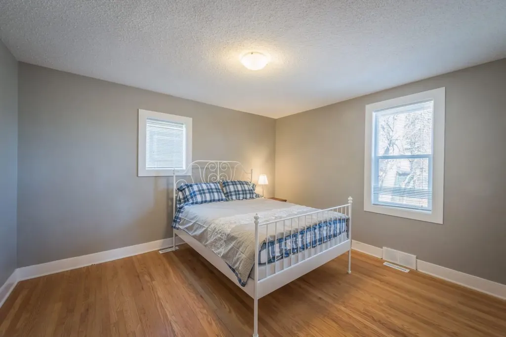 206 15 Avenue NE Calgary AB T2E 1G9
