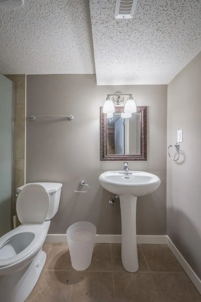 206 15 Avenue NE Calgary AB T2E 1G9