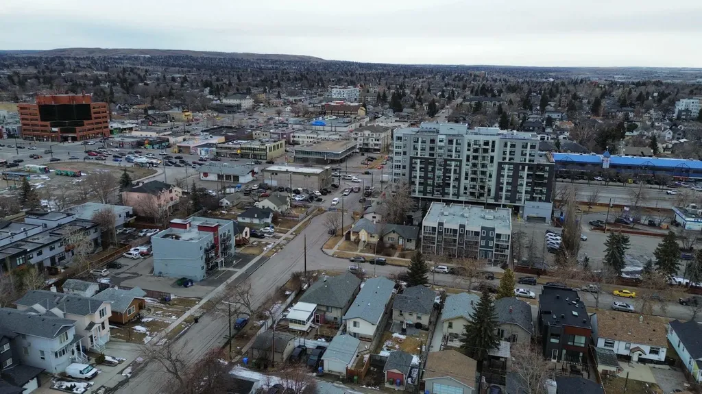 206 15 Avenue NE Calgary AB T2E 1G9