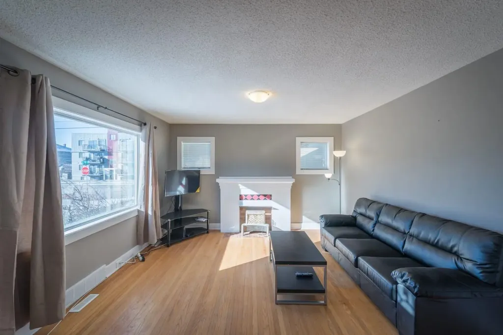 206 15 Avenue NE Calgary AB T2E 1G9