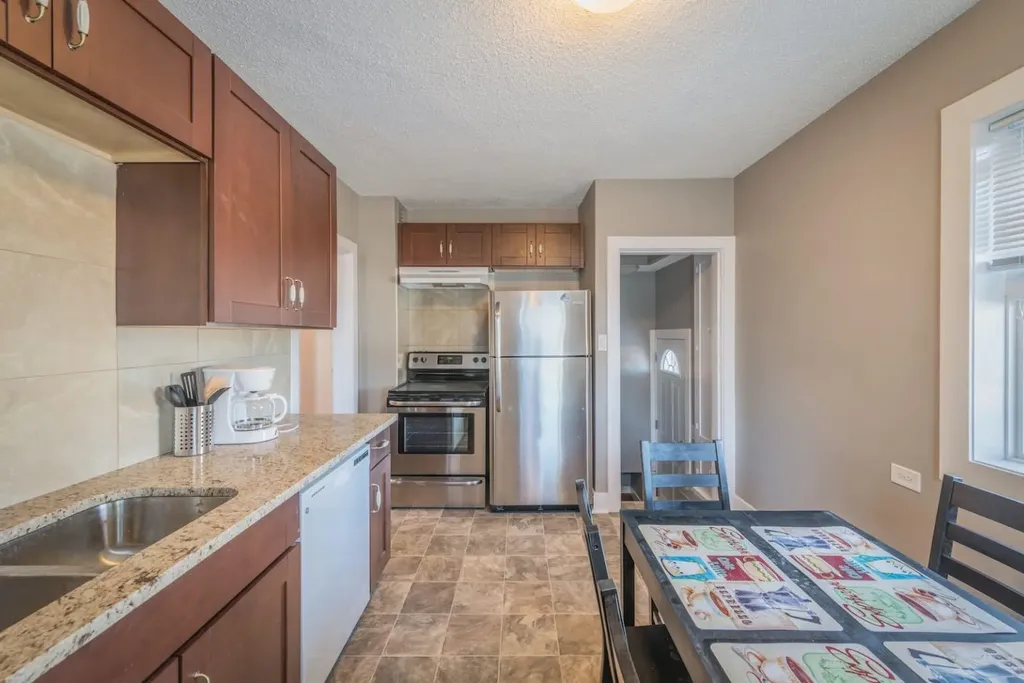206 15 Avenue NE Calgary AB T2E 1G9