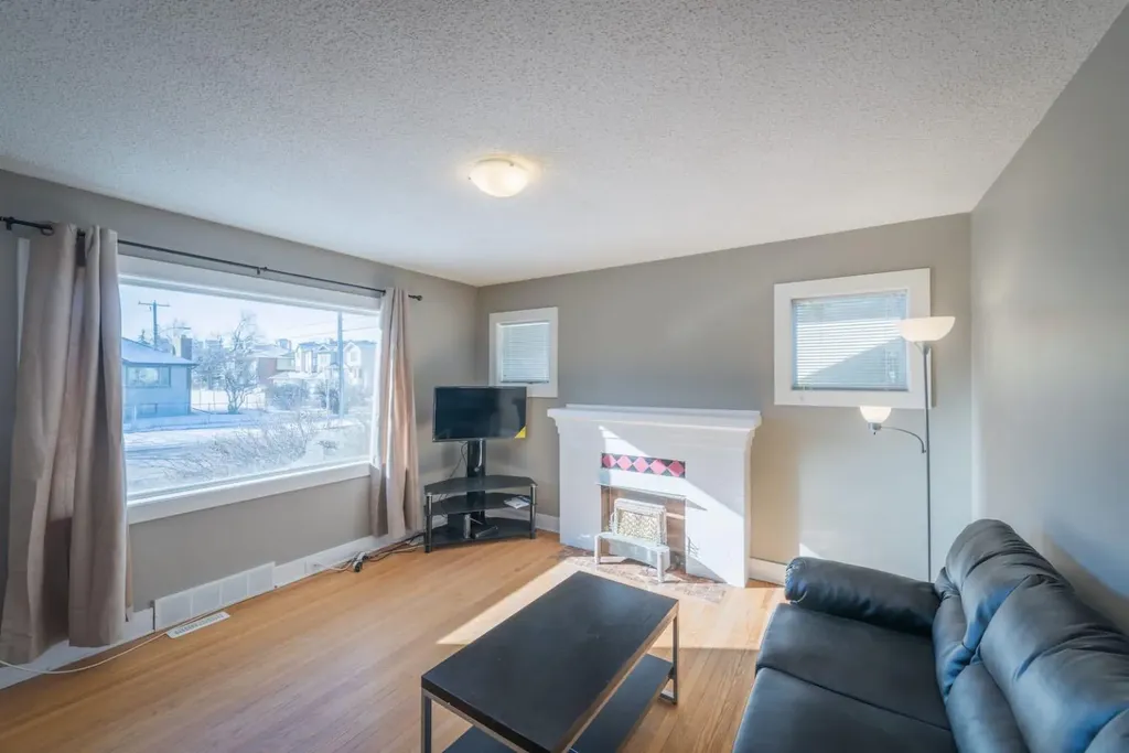 206 15 Avenue NE Calgary AB T2E 1G9
