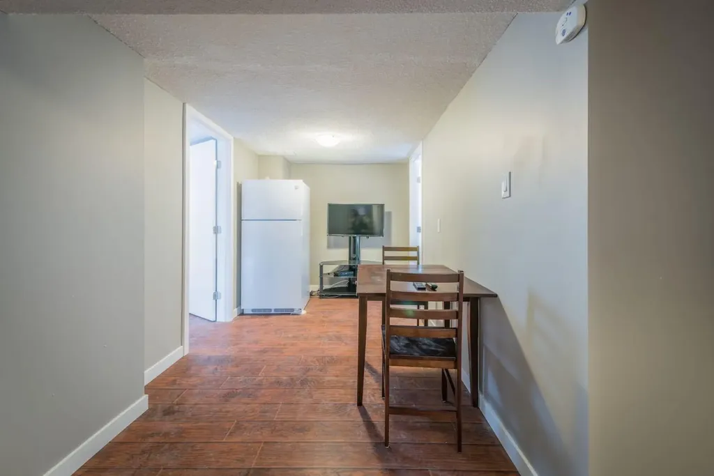 206 15 Avenue NE Calgary AB T2E 1G9