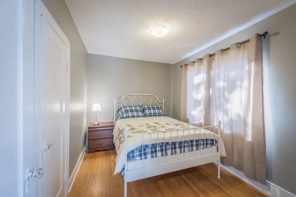 206 15 Avenue NE Calgary AB T2E 1G9