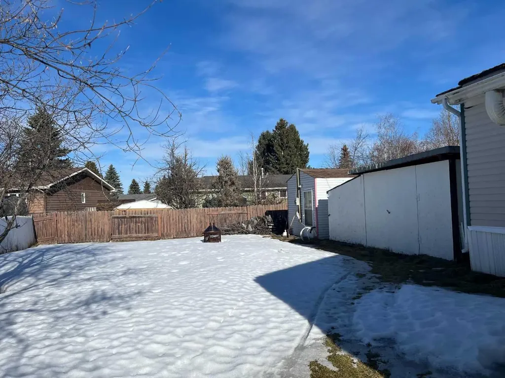 806 5 A Street Fox Creek AB T0H 1P0