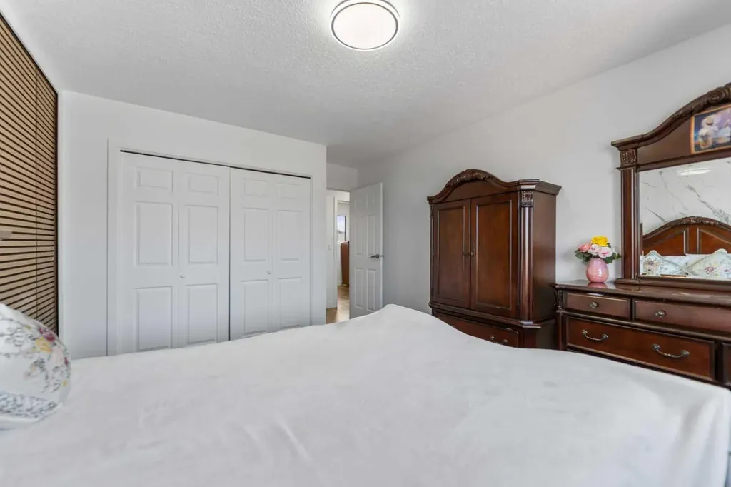 40 Pinecliff Close NE Calgary AB T1Y 4N5