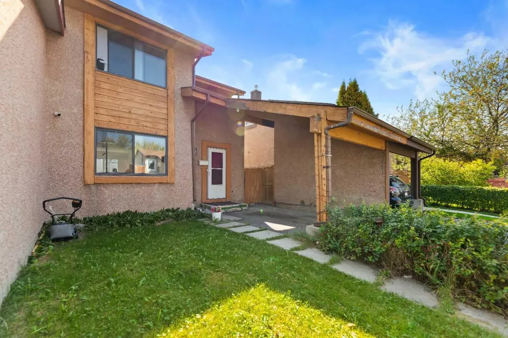 40 Pinecliff Close NE Calgary AB T1Y 4N5