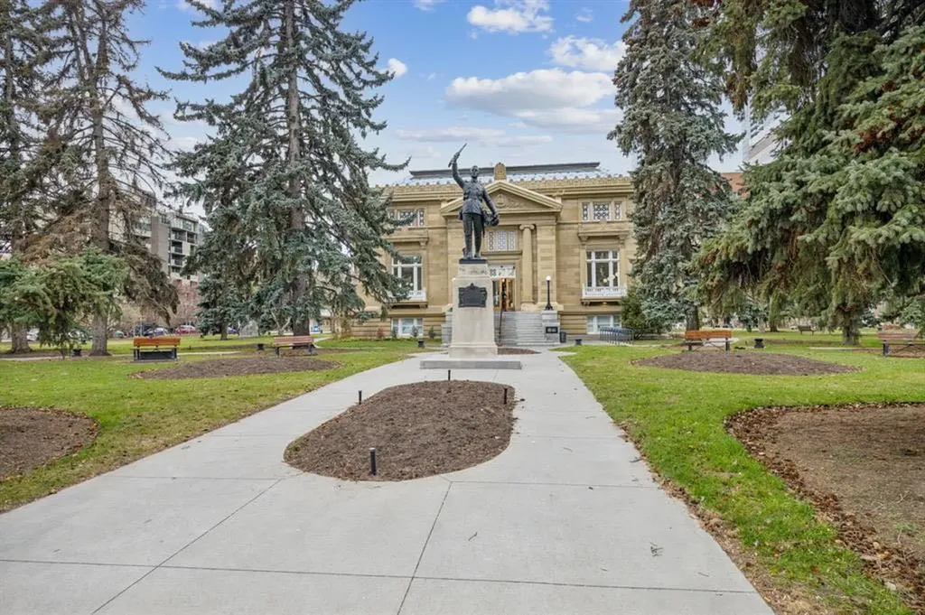 340 14 Avenue SW Calgary AB T2R 1H4