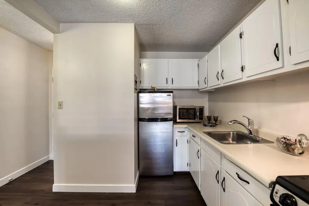 340 14 Avenue SW Calgary AB T2R 1H4