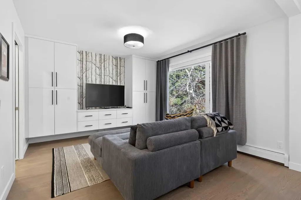3130 66 Avenue SW Calgary AB T3E 5K8