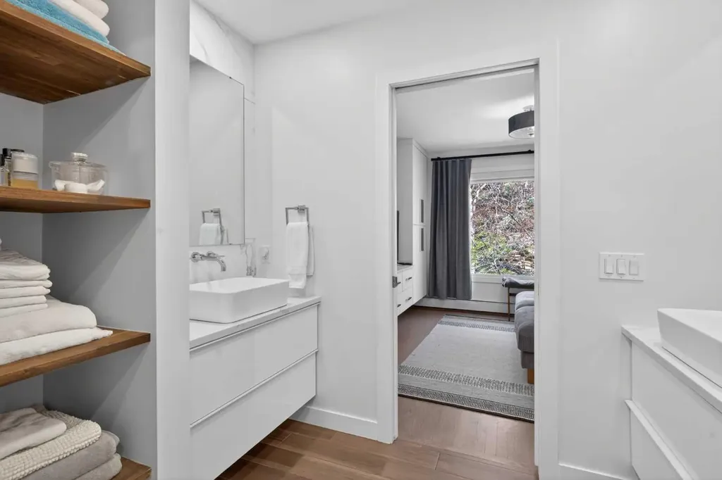 3130 66 Avenue SW Calgary AB T3E 5K8