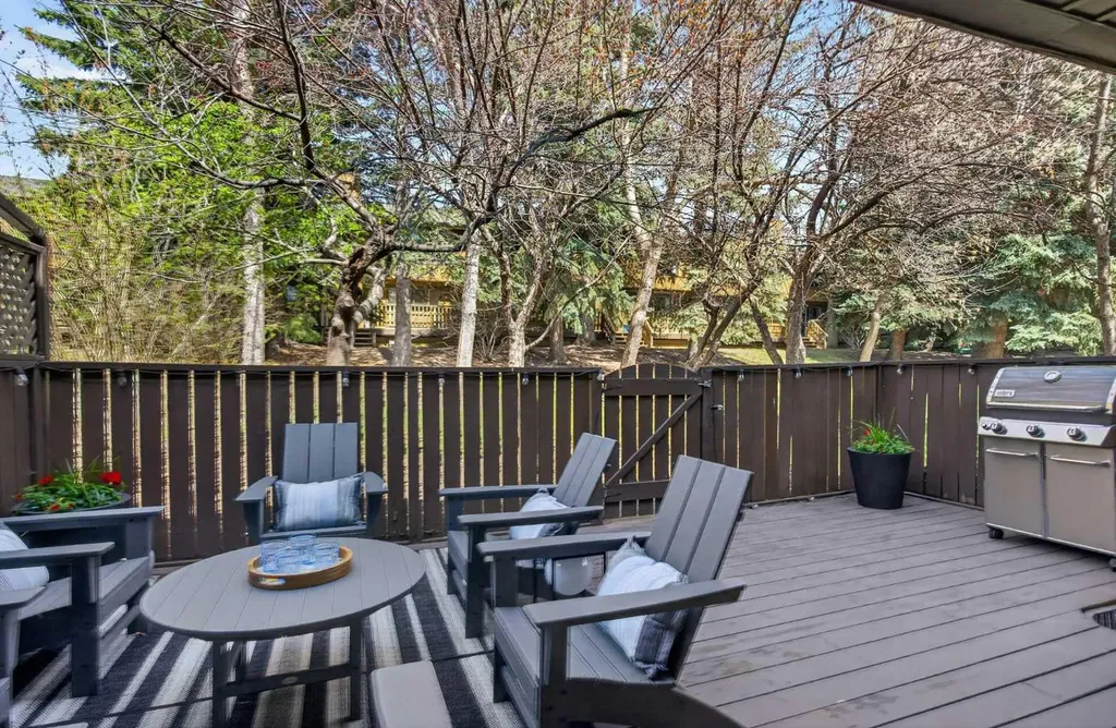 3130 66 Avenue SW Calgary AB T3E 5K8