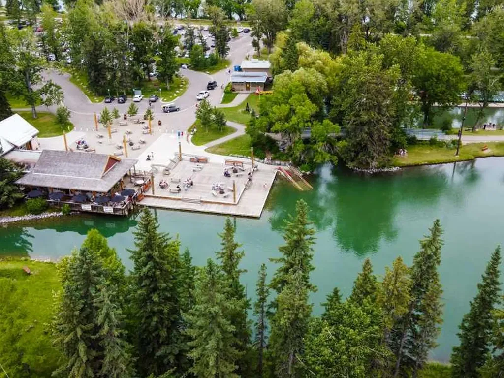 8112 Bowness Road NW Calgary AB T3B 0H6