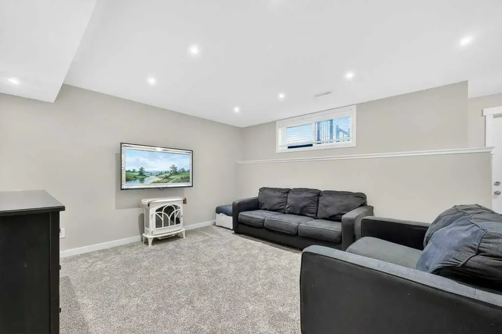 200 Kingston Way SE Airdrie AB T4A 0K3