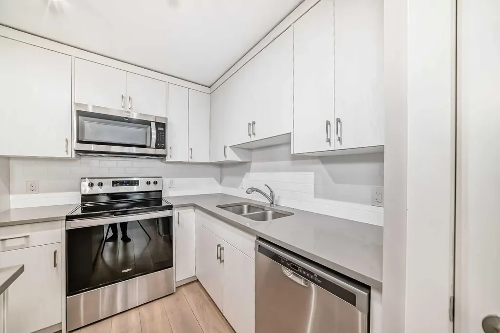 647 Cranbrook Walk SE Calgary AB T3M 2V5