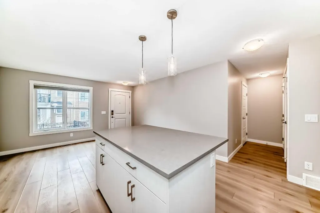 647 Cranbrook Walk SE Calgary AB T3M 2V5