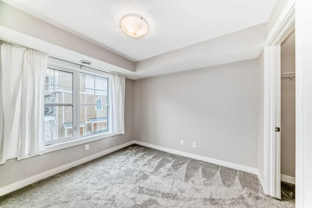 647 Cranbrook Walk SE Calgary AB T3M 2V5