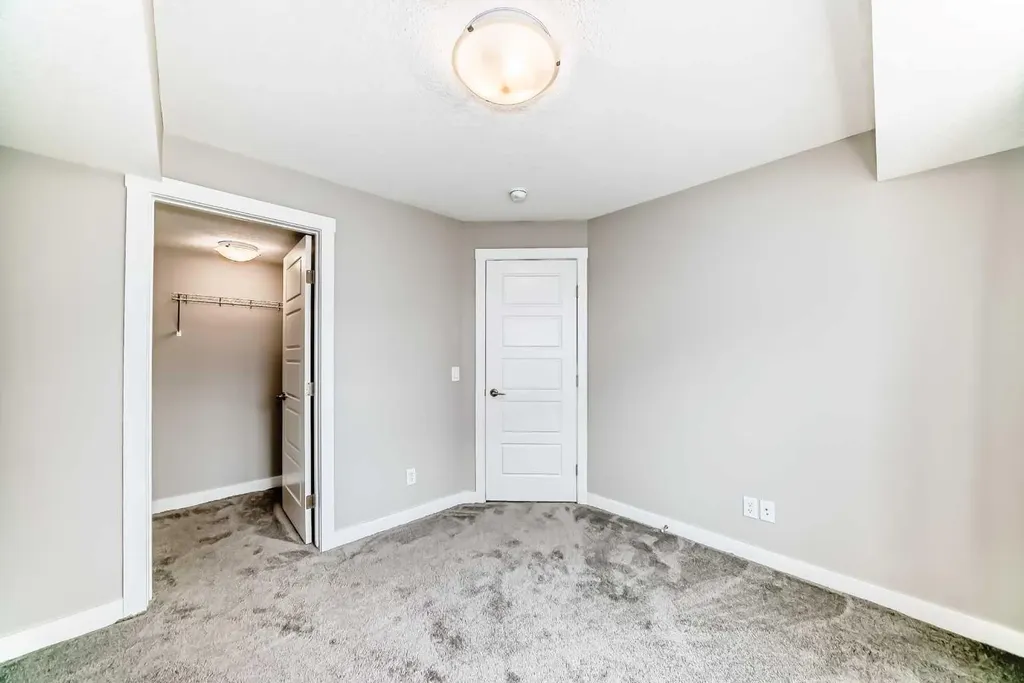 647 Cranbrook Walk SE Calgary AB T3M 2V5