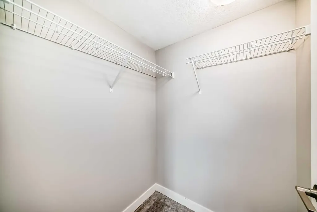 647 Cranbrook Walk SE Calgary AB T3M 2V5