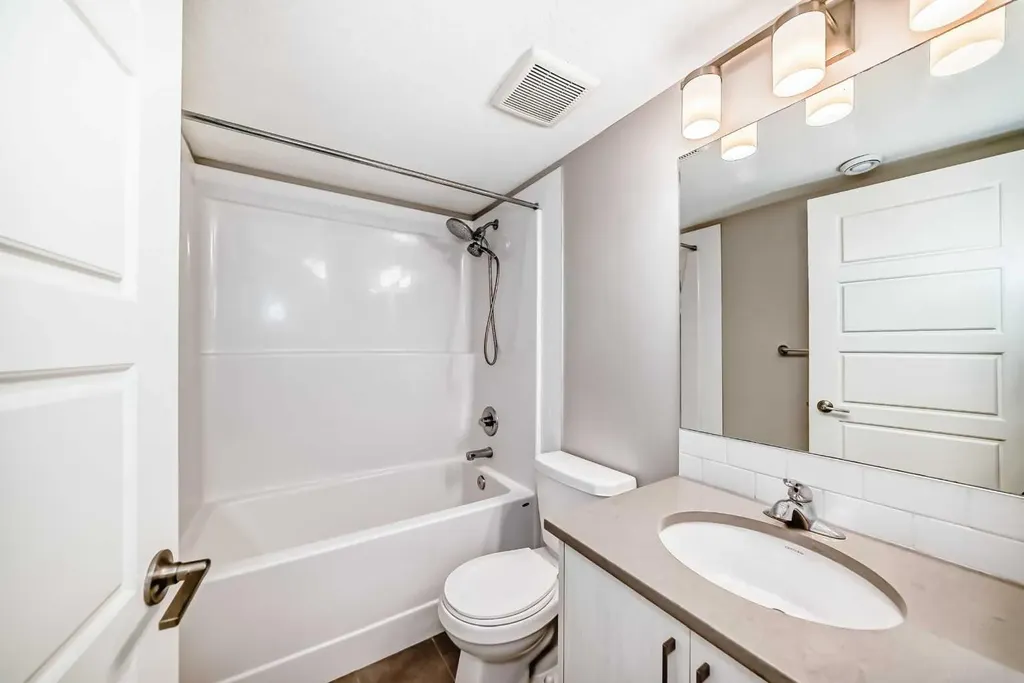 647 Cranbrook Walk SE Calgary AB T3M 2V5