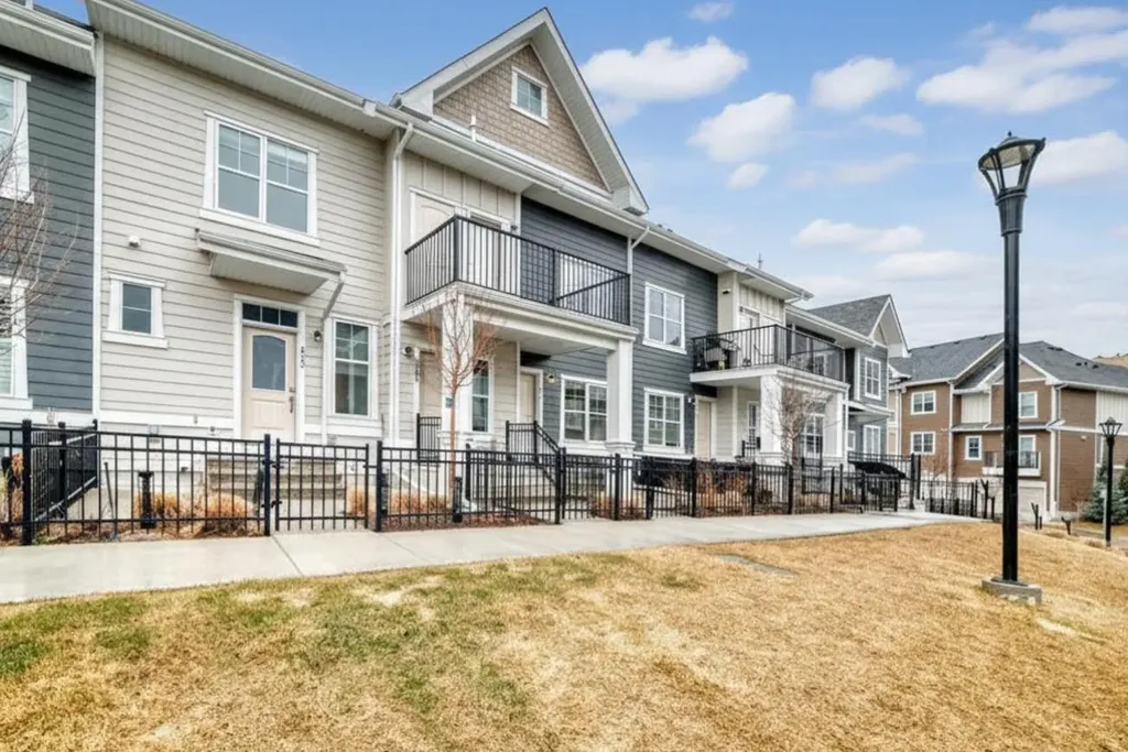 647 Cranbrook Walk SE Calgary AB T3M 2V5
