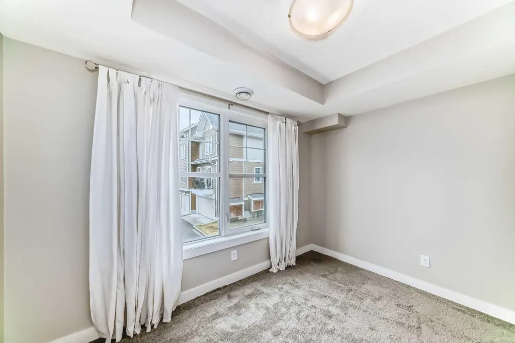 647 Cranbrook Walk SE Calgary AB T3M 2V5