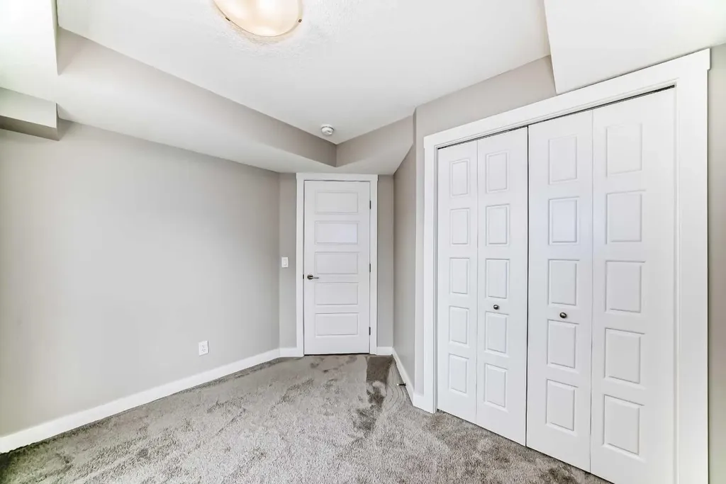 647 Cranbrook Walk SE Calgary AB T3M 2V5