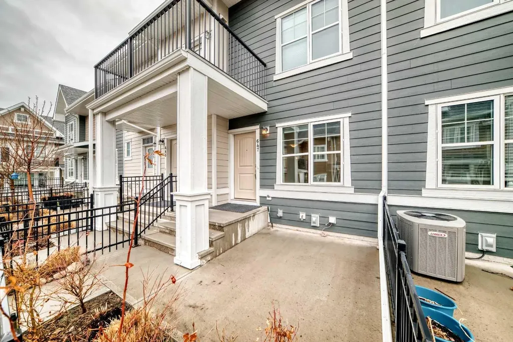 647 Cranbrook Walk SE Calgary AB T3M 2V5