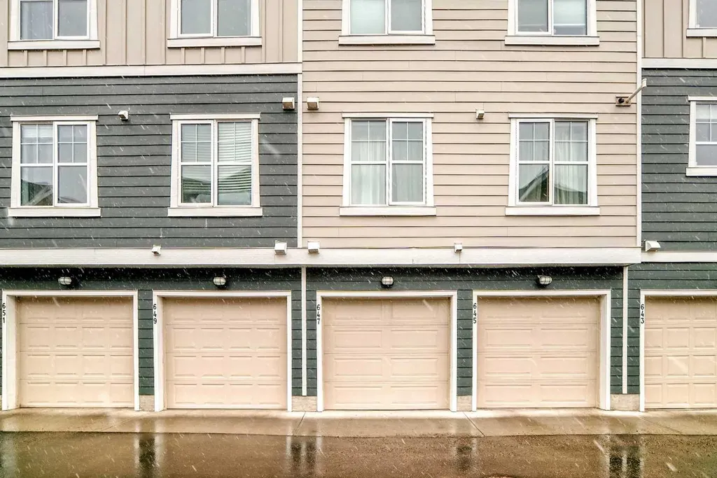 647 Cranbrook Walk SE Calgary AB T3M 2V5