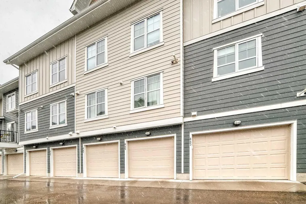 647 Cranbrook Walk SE Calgary AB T3M 2V5