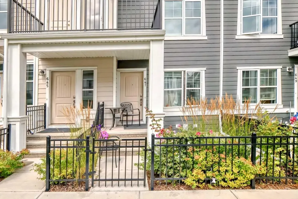 647 Cranbrook Walk SE Calgary AB T3M 2V5