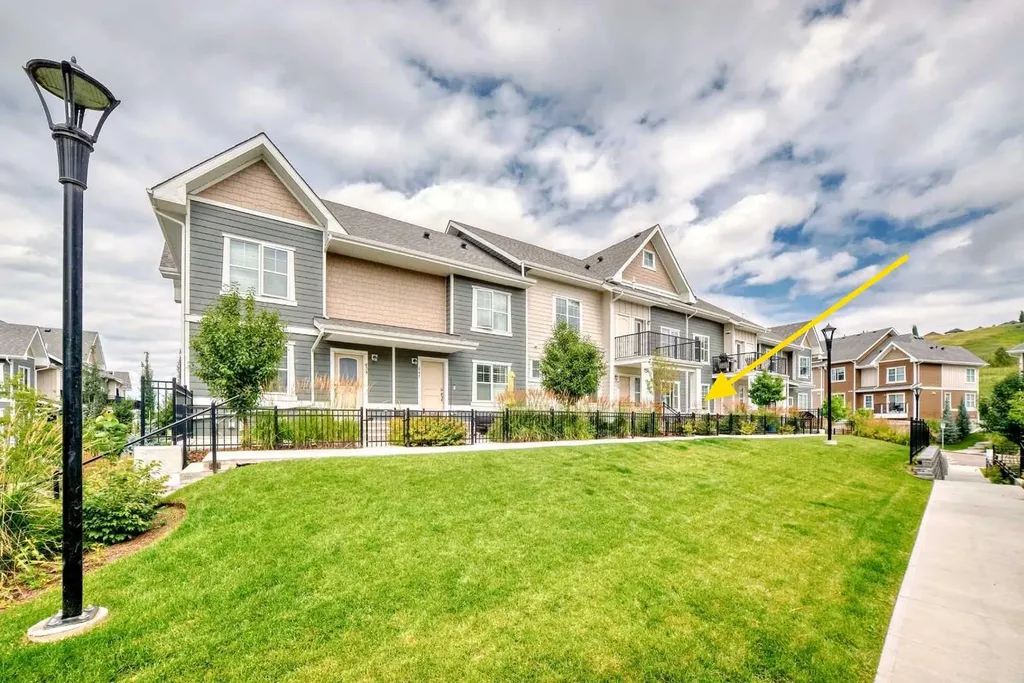 647 Cranbrook Walk SE Calgary AB T3M 2V5