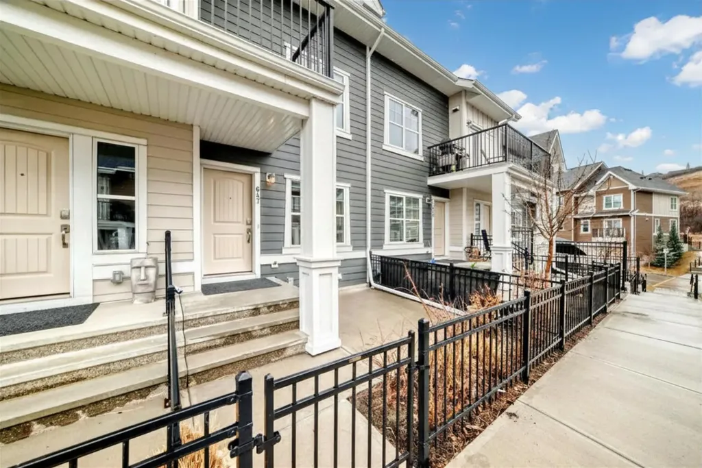 647 Cranbrook Walk SE Calgary AB T3M 2V5