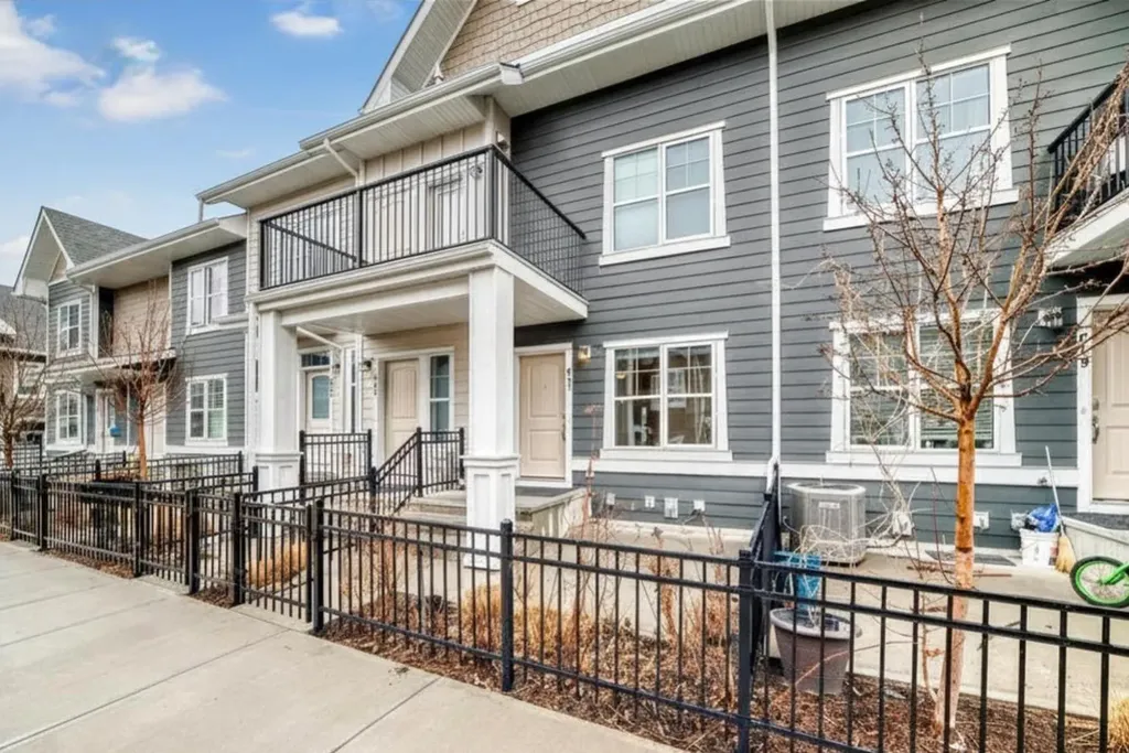 647 Cranbrook Walk SE Calgary AB T3M 2V5