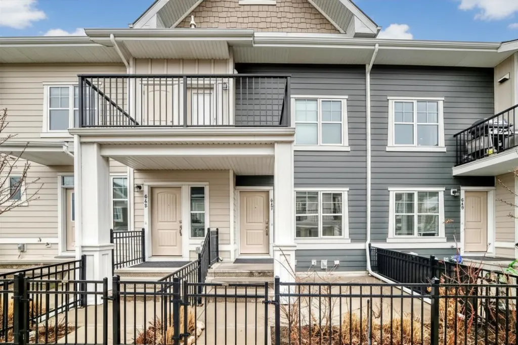 647 Cranbrook Walk SE Calgary AB T3M 2V5