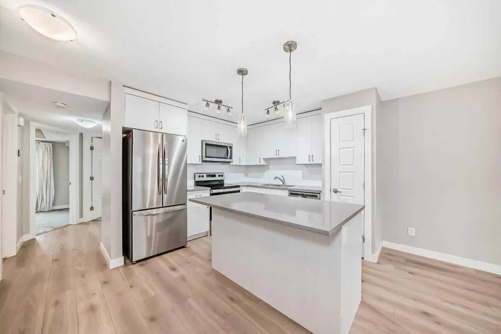 647 Cranbrook Walk SE Calgary AB T3M 2V5