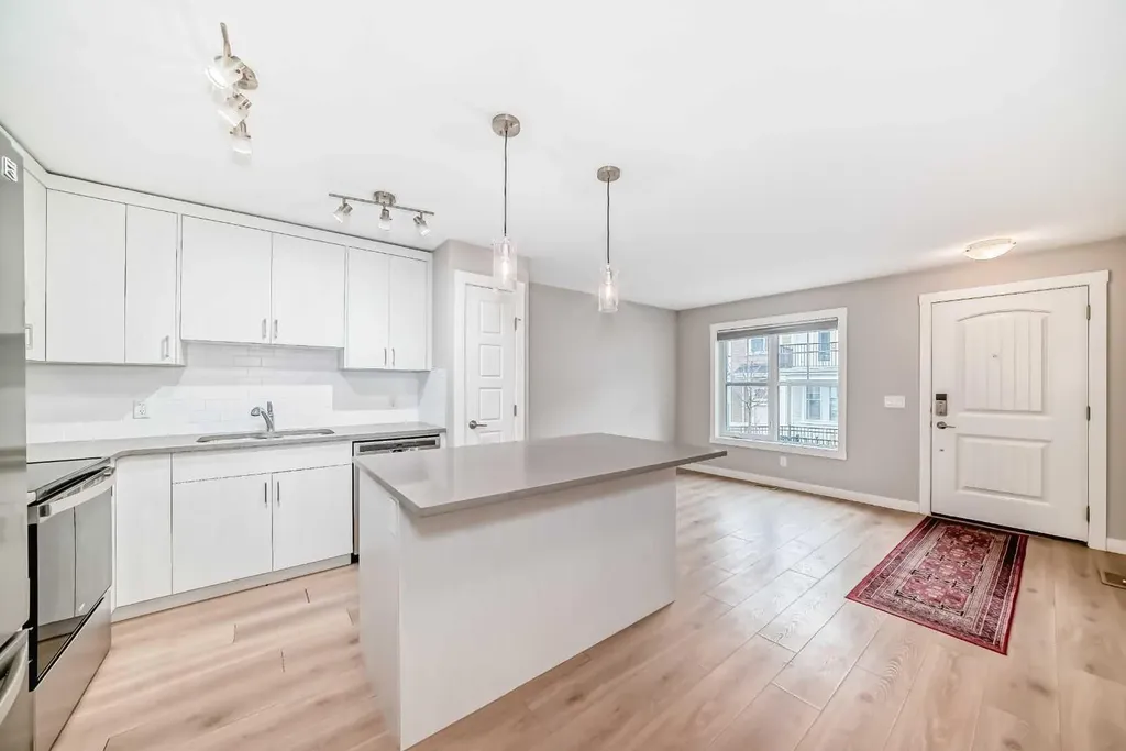 647 Cranbrook Walk SE Calgary AB T3M 2V5