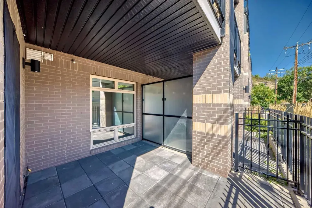 823 5 Avenue NW Calgary AB T2N0R5