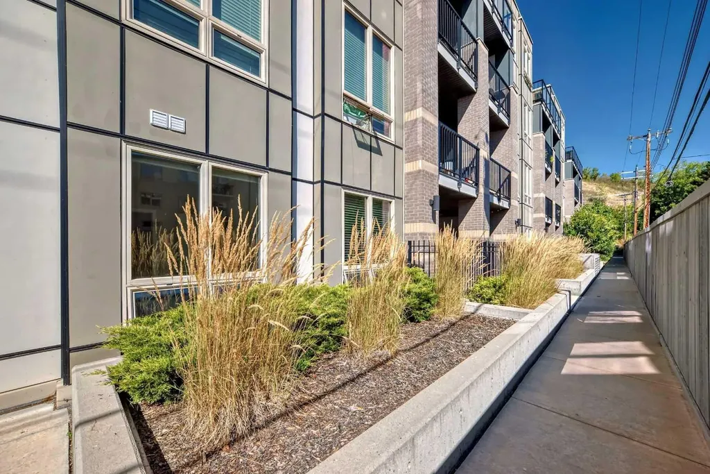 823 5 Avenue NW Calgary AB T2N0R5
