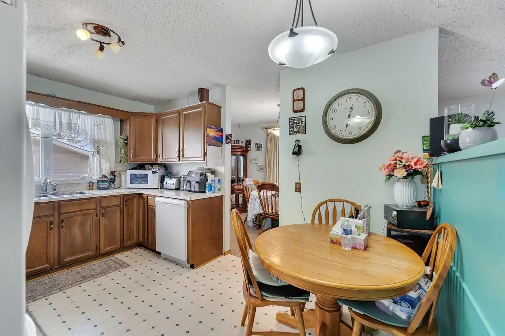 1003 Berkley Drive NW Calgary AB T3K 1E3
