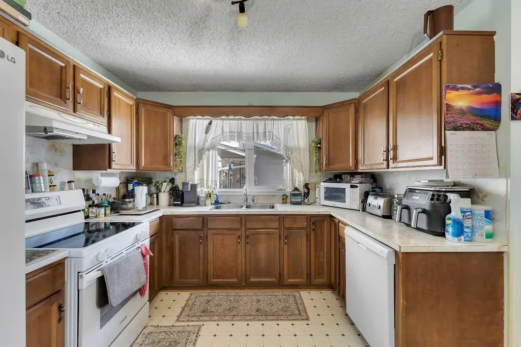 1003 Berkley Drive NW Calgary AB T3K 1E3