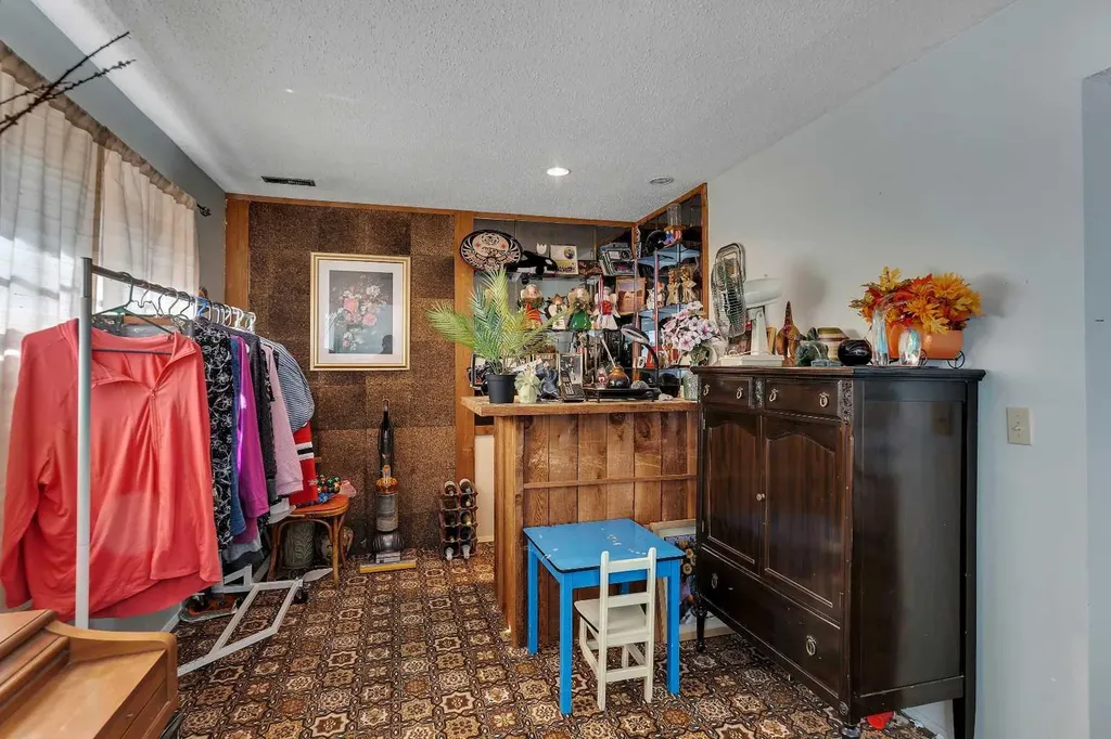1003 Berkley Drive NW Calgary AB T3K 1E3