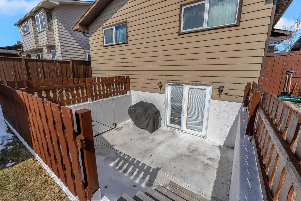 1003 Berkley Drive NW Calgary AB T3K 1E3