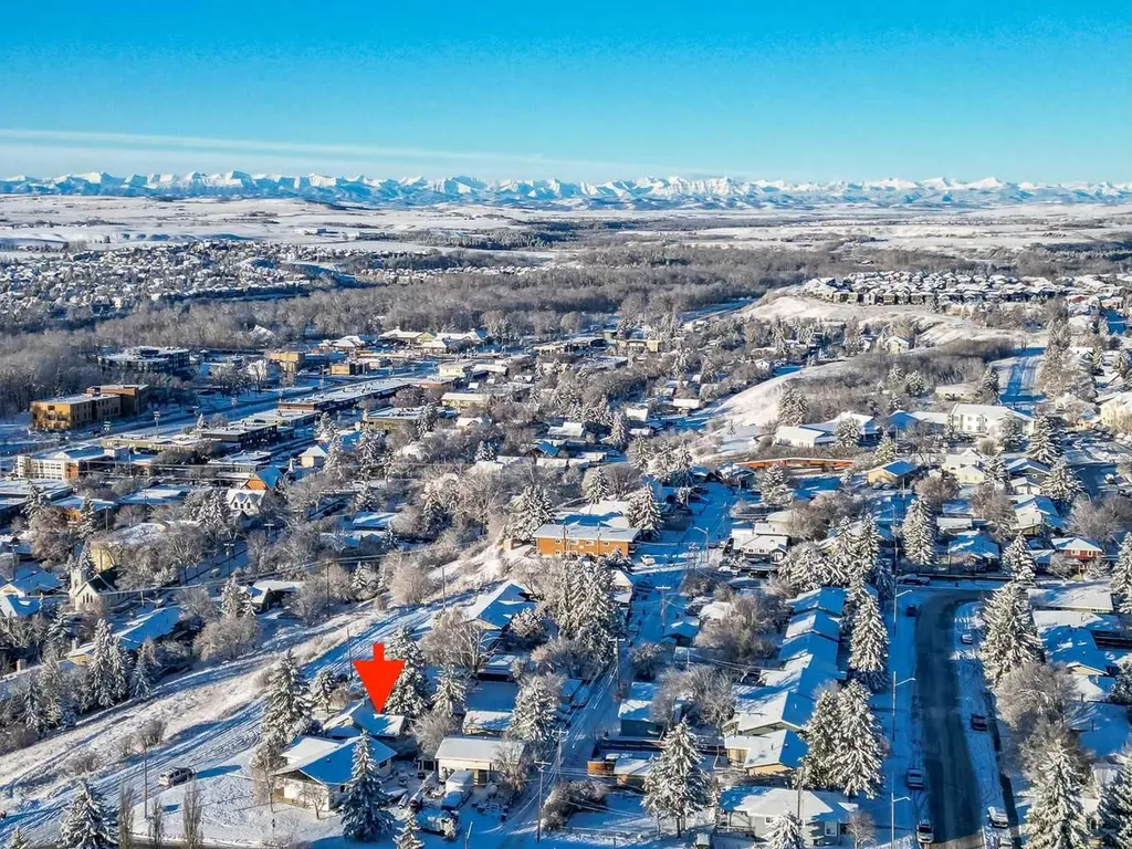 30 Crescent Road E Okotoks AB T1S 1G4