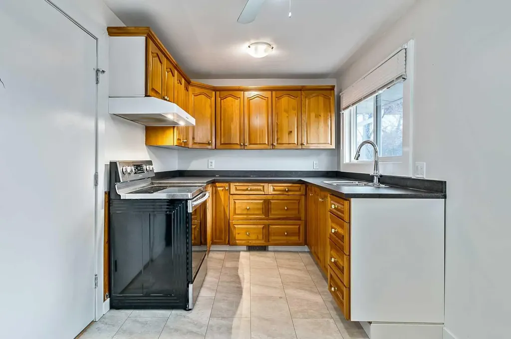 30 Crescent Road E Okotoks AB T1S 1G4