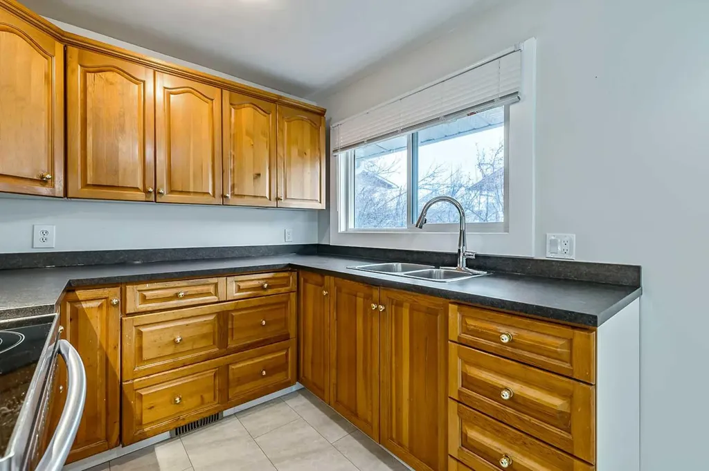 30 Crescent Road E Okotoks AB T1S 1G4