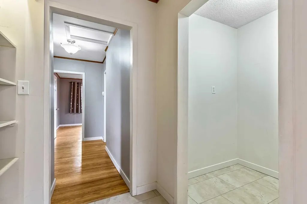 30 Crescent Road E Okotoks AB T1S 1G4